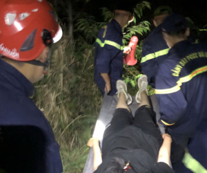 Xuyên đêm cứu nạn hai du khách kiệt sức trên núi Cô Tiên