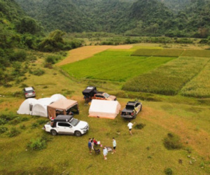 Hang động xuyên núi cách Hà Nội 170km, du khách đổ về cắm trại đổi gió cuối tuần