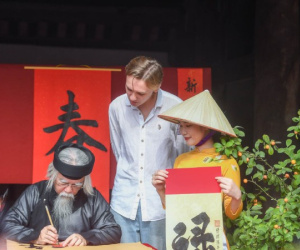 Làng cổ Đường Lâm có gì khiến du khách ùn ùn đổ về những ngày giáp Tết?