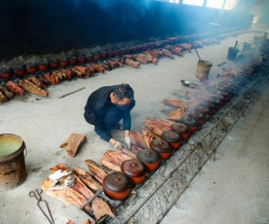 Làng Vũ Đại đỏ lửa xuyên đêm kho cá bạc triệu