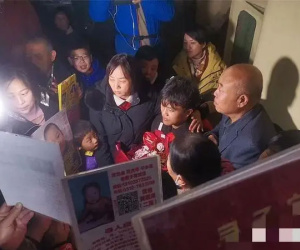 Lơ là 10 phút đã mất con trai, vợ chồng nghèo quyết trở thành tỷ phú để tìm con: 25 năm sau gia đình đoàn tụ theo cách không ai ngờ