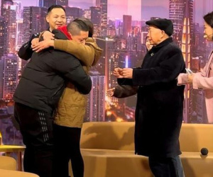 37 năm nghĩ mình bị bỏ rơi được nhặt về, người đàn ông vỡ oà trước sự thật về cha mẹ nuôi
