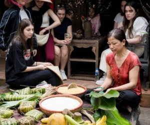 Chợ Tết hút khách ta lẫn khách Tây