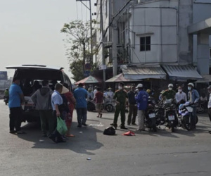 Người đàn ông gục chết trước cổng bến xe