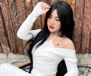 Nhan sắc 'cực phẩm' của vợ 'bà hàng xóm đanh đá nhất TikTok'