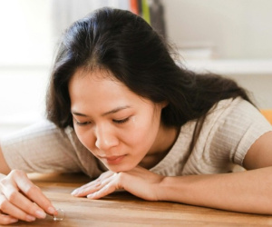 Chồng đi làm ăn xa, gửi về hộp quà, tôi mở ra suýt ngất