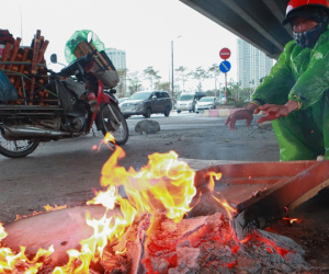 Người lao động đốt lửa chống chọi với rét đậm, đường phố Hà Nội vắng lạ thường