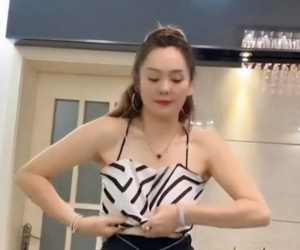Mẹ chồng U50 áo hai dây hở lưng, váy ngắn thời thượng đi chơi, con dâu nhìn thấy nói một câu khiến bà 'bốc hỏa'