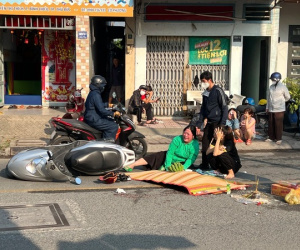 Xé lòng cảnh bà ngoại ôm thi thể cháu trai 7 tuổi khóc gào thảm thiết sau tai nạn