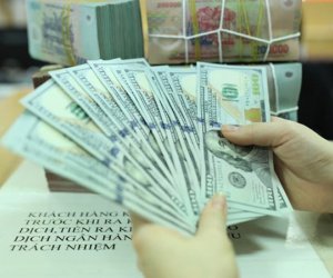Vàng SJC giảm mạnh, USD ‘chợ đen’ tăng vọt hơn 25.000 đồng