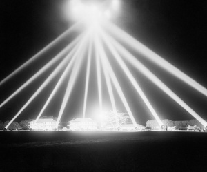 UFO xuất hiện trong Thế chiến 2, Mỹ nã 10 tấn đạn không hề hấn?