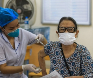Ai cần tiêm nhắc lại vắc-xin COVID-19 khi TP HCM phát hiện biến thể mới?