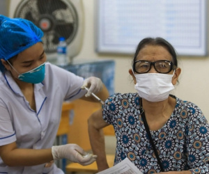 Ai cần tiêm nhắc lại vắc-xin COVID-19 khi TP HCM phát hiện biến thể mới?