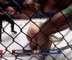 Võ sĩ tung liên hoàn đấm kinh hoàng khiến nhà vô địch ôm đầu chịu trận, thắng knock-out sau 55 giây
