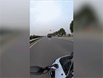 Nữ Biker thoát hiểm trong gang tấc khi suýt va chạm với vật dụng rơi từ xe tải