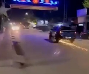 Trốn đo nồng độ cồn, tài xế ô tô bán tải tông vào xe mô tô cảnh sát, kéo lê trên đường