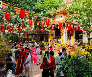 Đi chùa đầu năm: Đừng cầu xin đủ thứ, bẻ cành ngắt bông, chen lấn chụp hình
