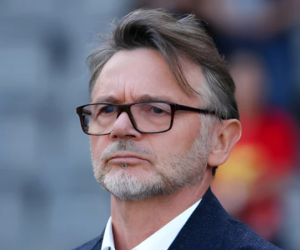 HLV Troussier 'họp nóng' 15 phút với tuyển Việt Nam, tự mình lý giải cách sử dụng nhân sự