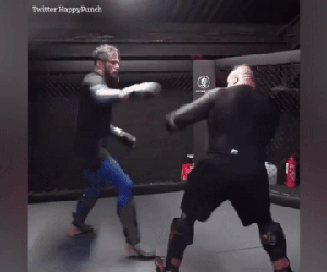 'Quái thú' khỏe nhất hành tinh bị đá ngã dúi dụi trên sàn đấu MMA