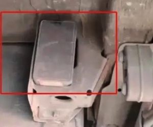 Clip: 'Nữ quái' lén lắp định vị trên xe cảnh sát để né chốt kiểm tra