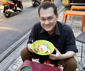 Nam NSƯT là công tử nhà giàu sa cơ, U60 không vợ con, sống giản dị, hết lòng vì nghệ thuật