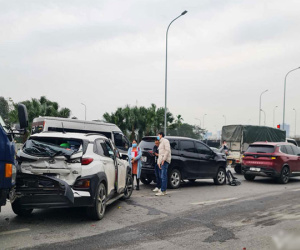 Tai nạn liên hoàn ở Hà Nội, 6 ô tô 'dồn toa' hư hỏng nặng