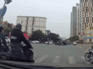 Khoảnh khắc xe máy vượt đèn đỏ, bị ô tô húc văng cả chục mét trên đường phố Hà Nội
