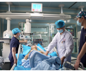 Bác sĩ Trung Quốc phẫu thuật mở hộp sọ bệnh nhân giữa lúc động đất