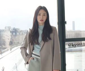 Song Hye Kyo đẹp thách thức mọi ống kính hung thần, Mina chịu chơi khoe lưng trần giữa trời đông để đi show Fendi