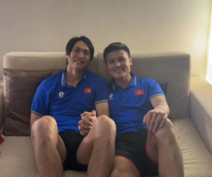 Tuấn Anh lần đầu chụp ảnh selfie: Nắm tay cực tình với Quang Hải, dìm Văn Toàn không thương tiếc