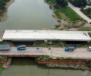 Bắc Ninh: Cầu trăm tỷ chậm tiến độ, dân phấp phỏng đi qua cầu tạm