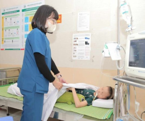 Bé gái Hà Nội hôn mê vì căn bệnh tưởng chỉ người lớn mới mắc