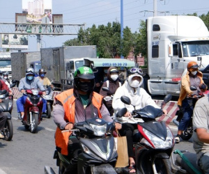 TPHCM nắng rát mặt từ nay đến Tết, người dân trùm kín mít khi ra đường