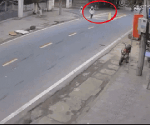 Video: Khoảnh khắc nữ sinh đột ngột băng qua đường, gây tai nạn liên hoàn