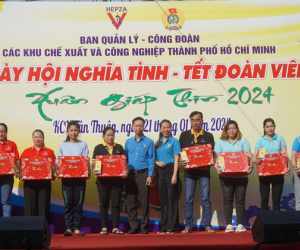Thưởng Tết công nhân: Người gắn bó được chỉ vàng, kẻ ngậm ngùi túi quà nhỏ