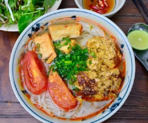 Chi tiết các bước làm bát bún riêu cua đồng thơm ngon