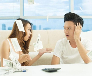 Mở phong bì thưởng Tết của chồng, vợ sững sờ thấy dòng chữ phía trên