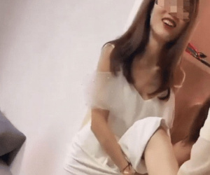 Phù dâu giấu đồ vào chỗ nhạy cảm bắt chú rể lấy ra mới cho đón dâu