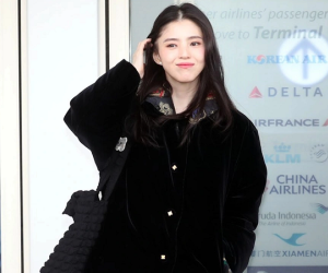 Gương mặt giống nhau nhưng Song Hye Kyo và Han So Hee lại có thời trang sân bay đối lập