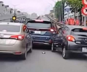 Bất ngờ dừng xe, 'xế hộp' lập tức nhận tai họa từ 2 ô tô