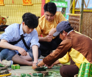 Khách quốc tế thích thú ăn mứt Tết, tự tay gói bánh chưng tại bãi biển Đà Nẵng