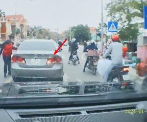 Người phụ nữ vô tư dừng xe giữa đường để xuống mua sắm