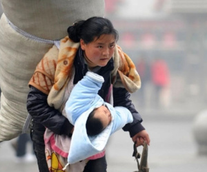 Người mẹ trong bức ảnh gây chấn động 'lưng vác núi, tay ôm hy vọng' sau 14 năm giờ ra sao?