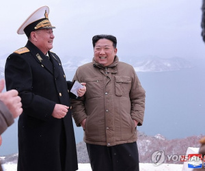 Nhà lãnh đạo Triều Tiên Kim Jong-un giám sát vụ phóng thử tên lửa từ tàu ngầm