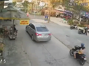 Mở cửa thiếu quan sát, khách ngồi sau ôtô khiến người phụ nữ đi xe máy gặp nạn