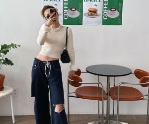 4 mẫu áo kết hợp với quần jeans để có vẻ ngoài trẻ trung