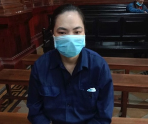 Bạo hành bé gái 17 tháng tuổi đến chết, ra tòa một mực đổ lỗi cho cha nạn nhân