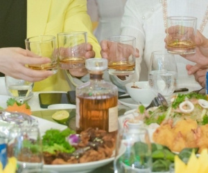 Thường xuyên dự tiệc tất niên, làm gì để tránh mắc bệnh gout?