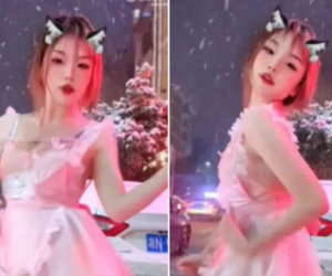 Gái xinh gây tranh cãi khi mặc váy mỏng tang như màn tuyn nhảy nhót giữa đường tuyết rơi dày đặc