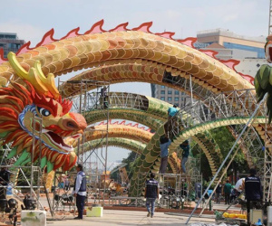 Lộ diện linh vật rồng khổng lồ trên đường hoa Nguyễn Huệ